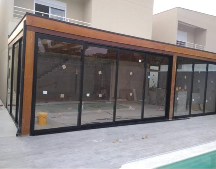 Área de lazer envidraçada com portas de correr