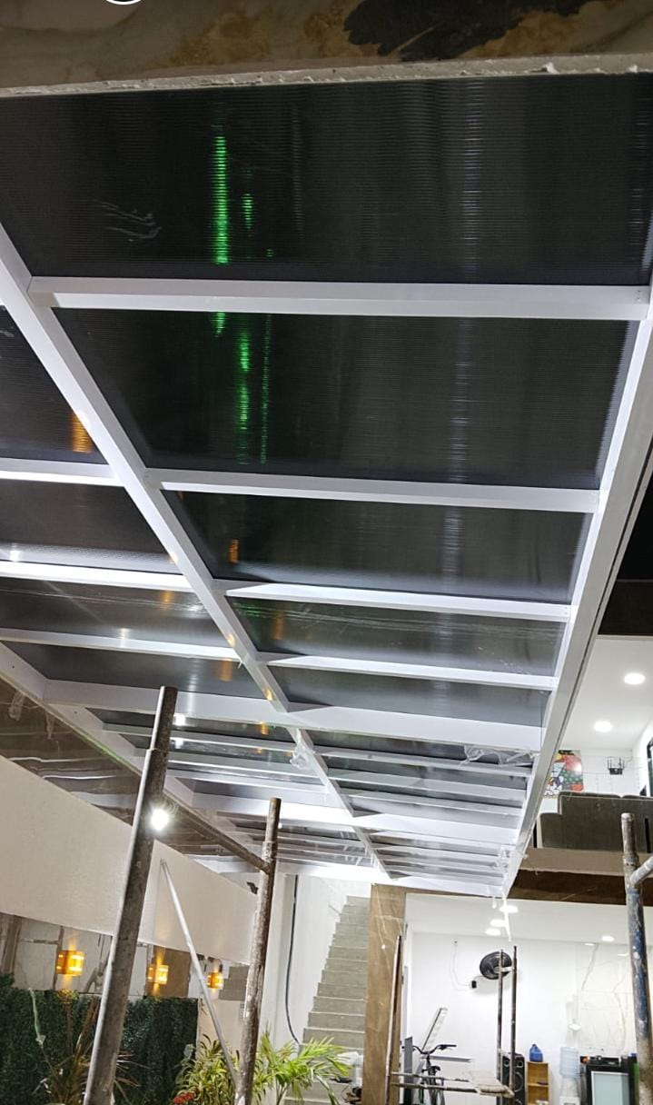 Cobertura em policarbonato com estrutura de alumínio