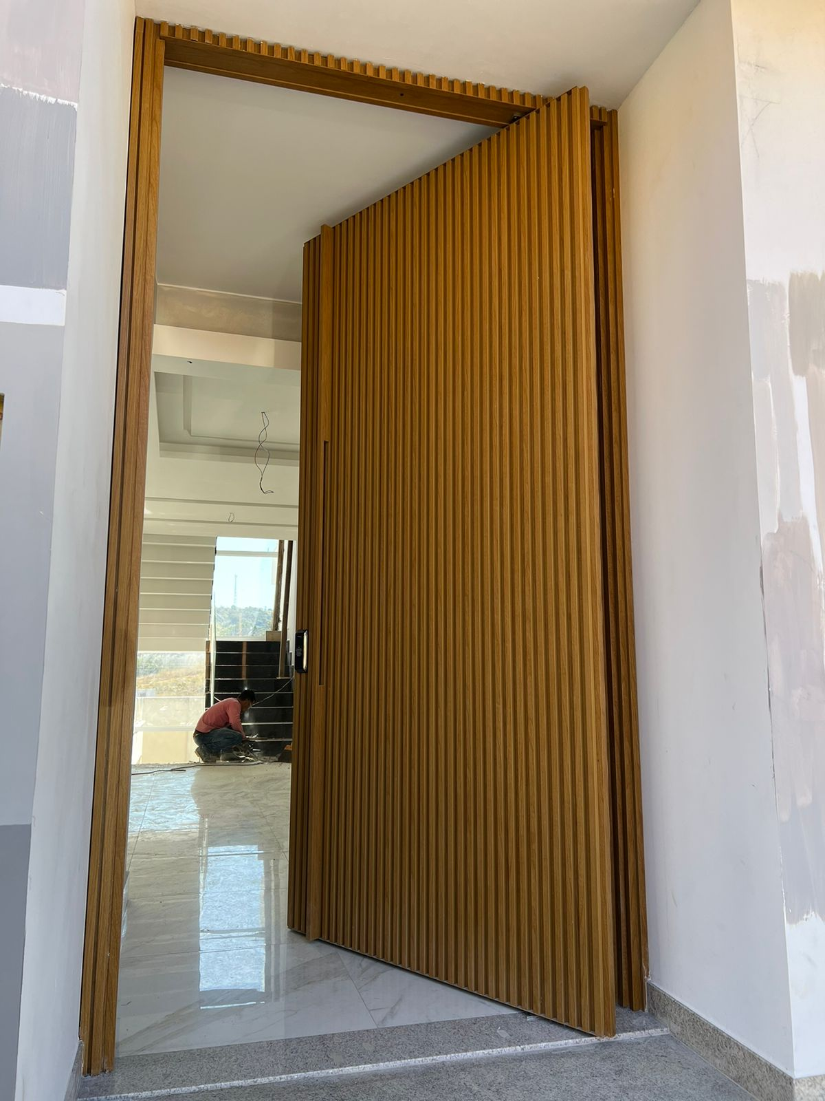 Porta pivotante ripada em alumínio amadeirado — Feira de Santana